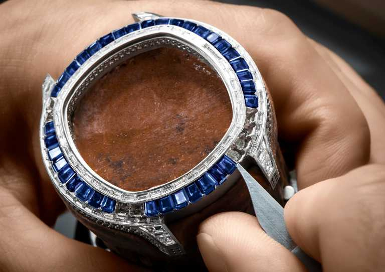 PIAGET「Polo Emperador」系列藍寶石鑽石腕錶，錶圈鑲嵌長方形切割頂級藍寶石。（圖╱PIAGET提供）