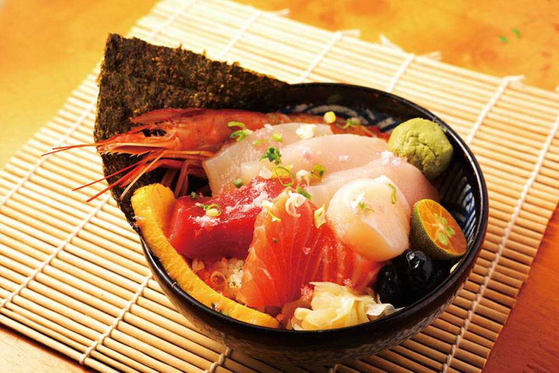 「漁人海鮮丼」有鮪魚、天使紅蝦和北海道生食等級干貝等豐美食材佈滿表面，CP值高啊！（250元）（圖／施岳呈攝）