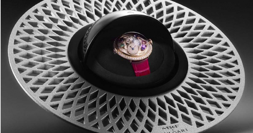 MB&F x BVLGARI「FlyingT Allegra」玫瑰金鑲鑽腕錶，堪稱華麗珠寶工藝與超凡機械結構的完美結合。（圖╱BVLGARI提供）
