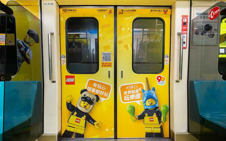 樂高捷運列車大玩翻轉創意 多種職業樂高人偶陪你上班通勤不無聊。