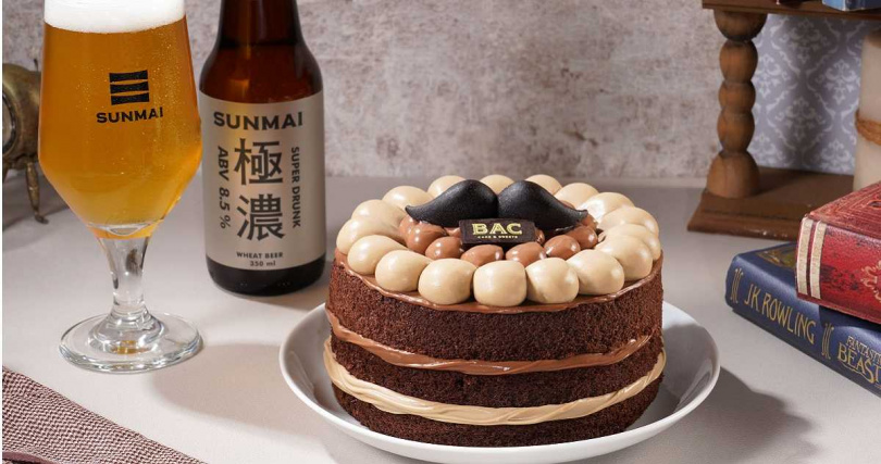 7/28前預購BAC「茶韻紳士」鐵觀音濃韻蛋糕，即贈SUNMAI金色三麥極濃啤酒乙瓶。（990元／6吋、1,900元／8吋。圖／BAC提供）