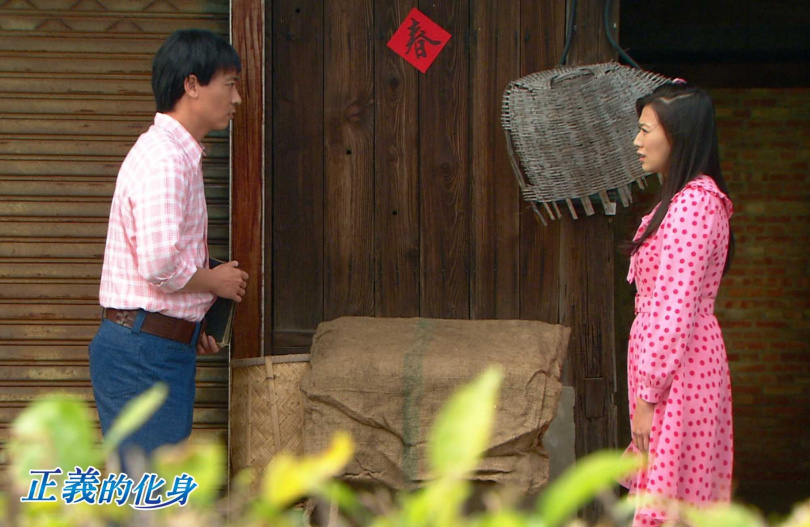 《正義的化身》劇中尹昭德(左)跟連靜雯在米廠約會。（圖／大愛提供）