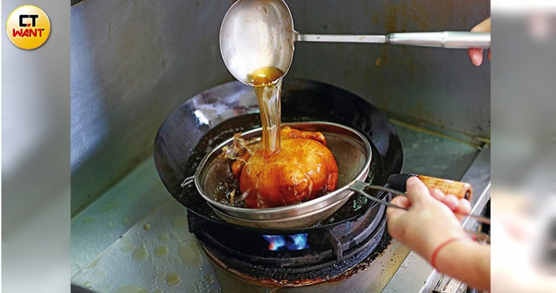 「爆香脆皮雞」經反覆淋熱油，皮脆肉香又多汁。（全雞1,380元）（圖／林韋言攝）