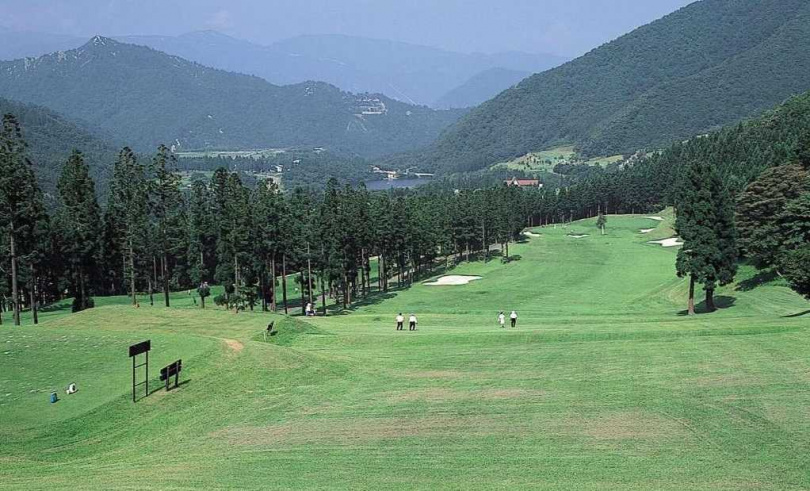 度假村設有高爾夫球場，讓旅客在夏季時盡情揮桿。