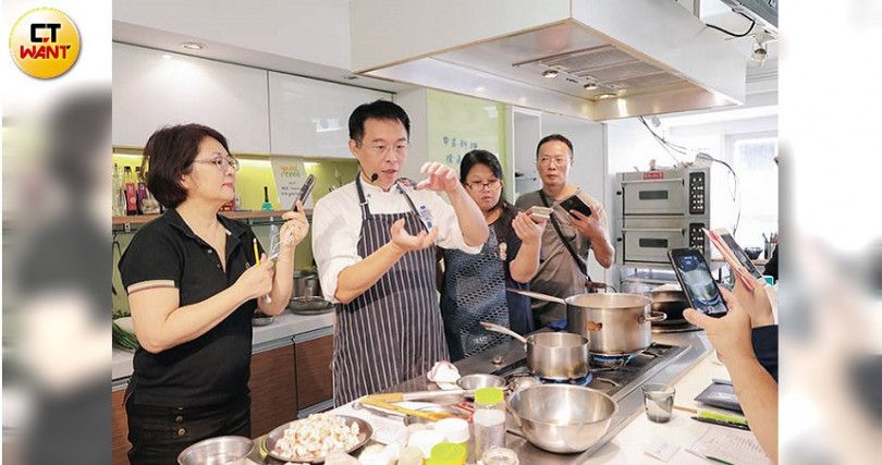 雖是廚藝教學的新秀老師，但能說會做手藝又好的徐孟楷，得到學員的肯定。（攝影／馬景平）