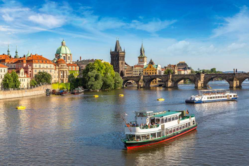 冬季遊歐「銀色奧捷斯匈10日」體驗布拉格浪漫遊船，每人59,900元起，第二人折8,000元。（圖／易飛網提供）