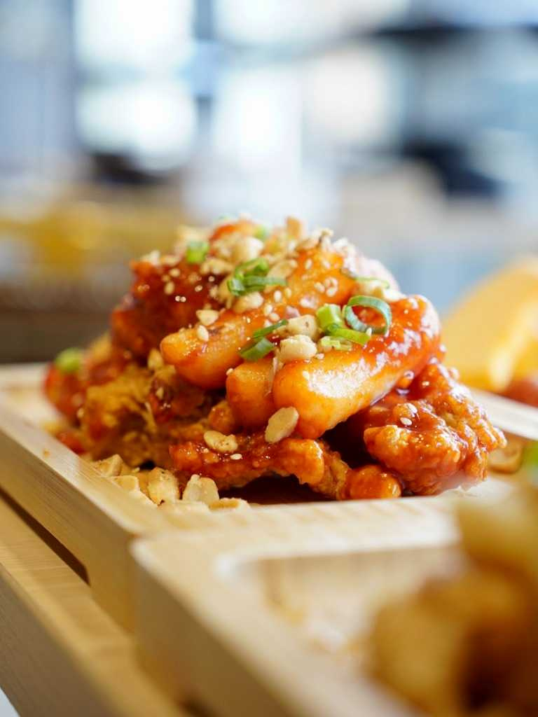 不僅多了海鮮盤，更祭出絕美厚切四色豬五花，再搭配上韓式年糕炸雞，簡直是味蕾的極致享受。