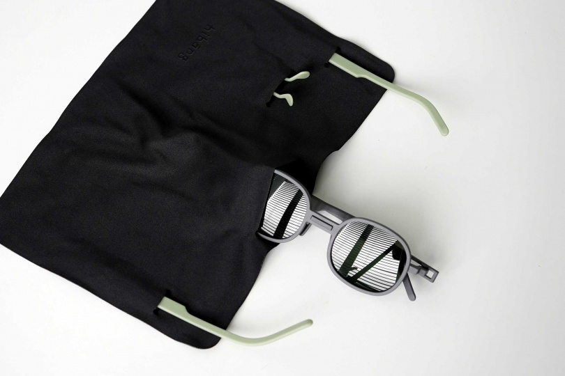 眼鏡收納袋以工具包多口袋的形式設計，可以同時攜帶一副眼鏡與一對鏡腳與鼻墊，收納撞色配件，同時還有拭鏡布的功能，兼顧環保與實用性（圖／品牌提供）