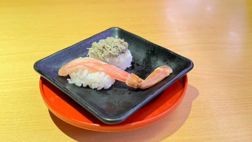 特別推薦壽司郎嚴選鮮度優良、大型尺寸的生松葉蟹腳，搭配拌入濃郁蟹膏的松葉蟹肉，最超值的松葉蟹兩吃只要120元。