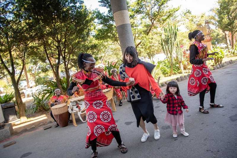 春節期間關西六福莊推出「非洲面具節」活動，帶領住客們感受全台唯一非洲部落文化體驗。