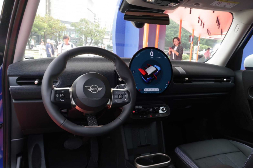 Mini Cooper全車系儀錶台採用24公分高解析度OLED中控圓形螢幕，更搭載全新MINI Operating System 9。（圖／劉芯衣攝）