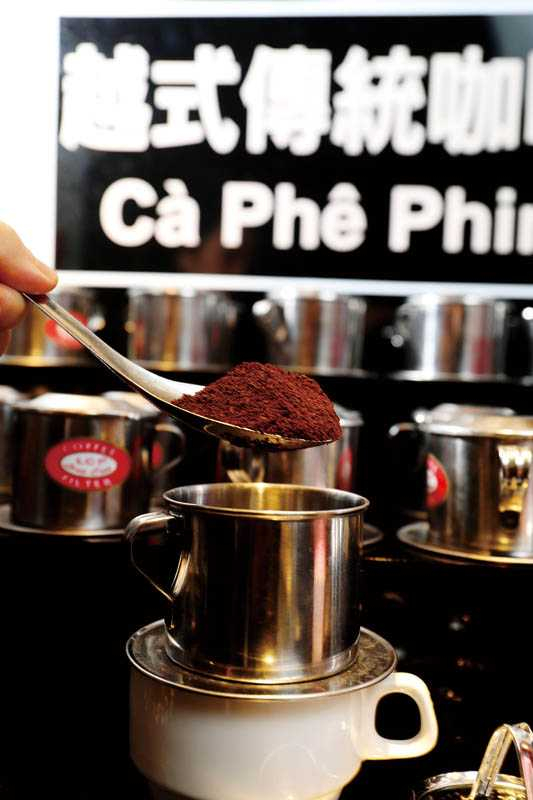 飲料區有最正統的「越式傳統咖啡」，讓客人自行沖煮。（圖／于魯光）