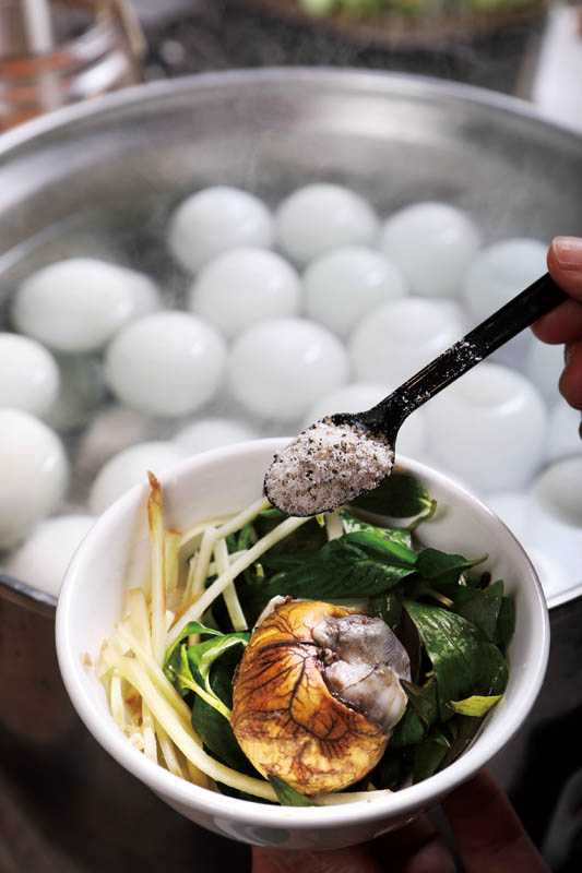 熱氣蒸騰的「鴨仔蛋」，也是餐檯上隨意取用的美食。（圖／于魯光）