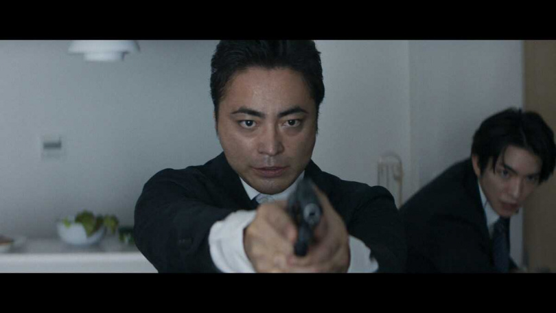 《正體》山田孝之飾演追捕逃犯的負責人,面臨無數懷疑自己的時刻。(圖/翻攝自電影X)