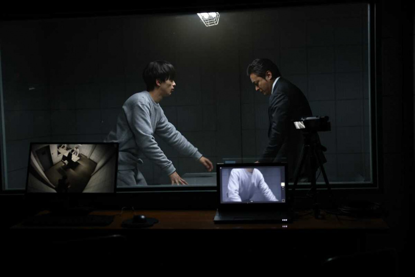 山田孝之、橫濱流星在《正體》中的審訊戲碼充滿張力。(圖/翻攝自電影X)