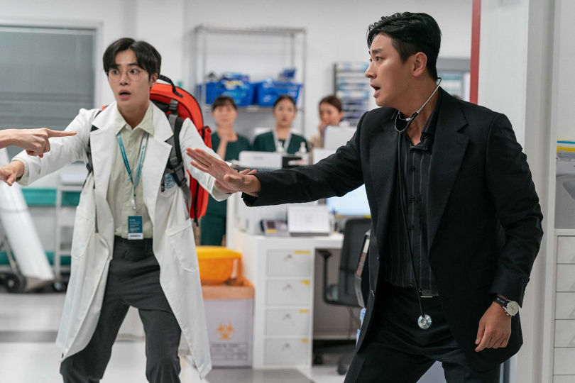 與朱智勛（右）合作，秋英宇學到很多。（圖／Netflix提供）