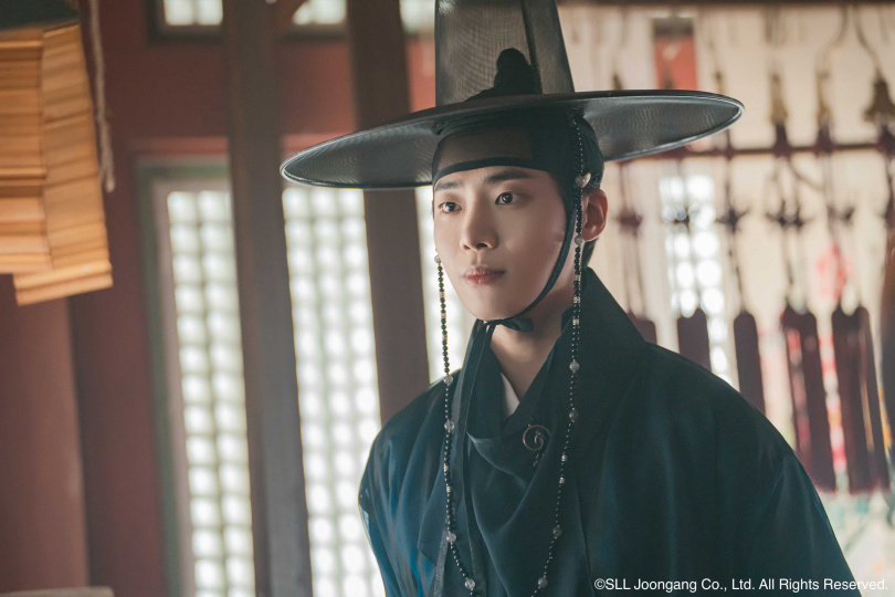 秋英宇在《玉氏夫人傳》中的古裝扮相俊俏，有別於時裝。（圖／Hami Video提供）
