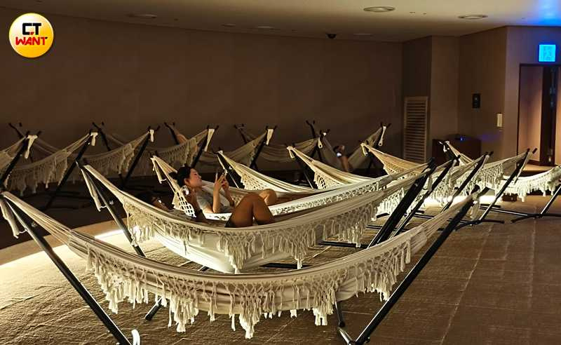 在Spa Land 2樓有吊床區可供休憩放鬆。(圖/魏妤靜攝)