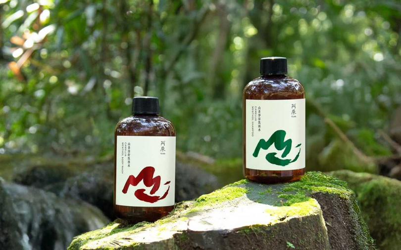 阿原YUAN山茶洗沐系列新品以硬枝紅心茶樹為基底,揉合白茶工法萃取,打造夏日潔淨新日常。(圖/品牌提供)