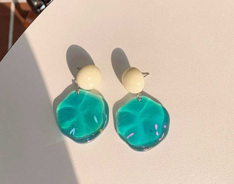 An sisters波浪光澤圓片耳環／480元（圖／Pinkoi提供）