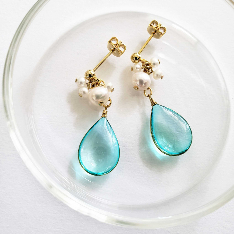 hina工作室 淡藍色水滴珍珠耳環／579元（圖／Pinkoi提供）