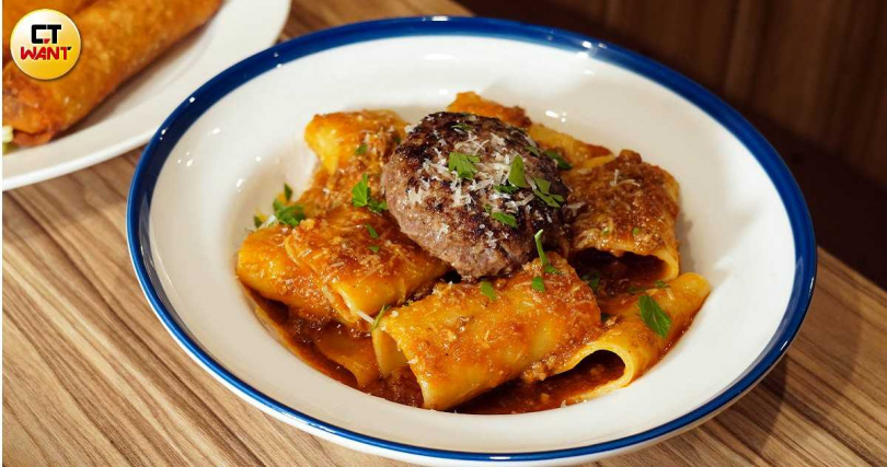 台灣店推出多道限定的麵、飯主食,圖為「煙燻肉醬漢堡排水管麵」。(340元,圖/魏妤靜攝)