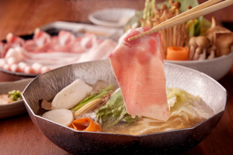 雙城店開幕期間推出長達兩個月的優惠活動，贈送PURE RARE芬蘭豬五花及馬茲瑞拉起司等好禮。（圖／乾杯集團提供）