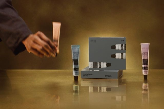 內容物：賦活芳香護手霜 30ml、尊尚芳香護手霜 30ml、厄勒俄斯芳香護手霜 30ml。Aesop 溫情手護護手霜三重奏 30ml×3／1,550元。（圖／品牌提供)