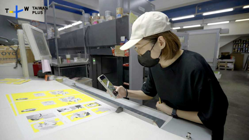 漫畫家每日青菜來到印刷廠，在作品付印前檢查打樣品質。（圖／TaiwanPlus提供）