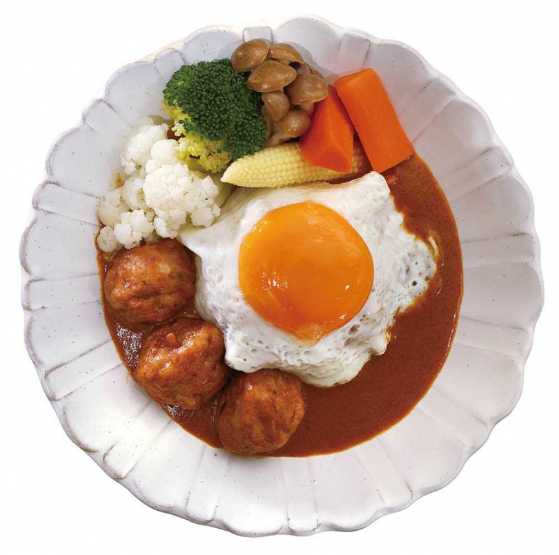 「雞肉咖哩」的咖哩是老闆調製，搭配雞肉丸子、汆燙蔬菜及半熟蛋，入口香醇。（150元） （圖／于魯光攝）