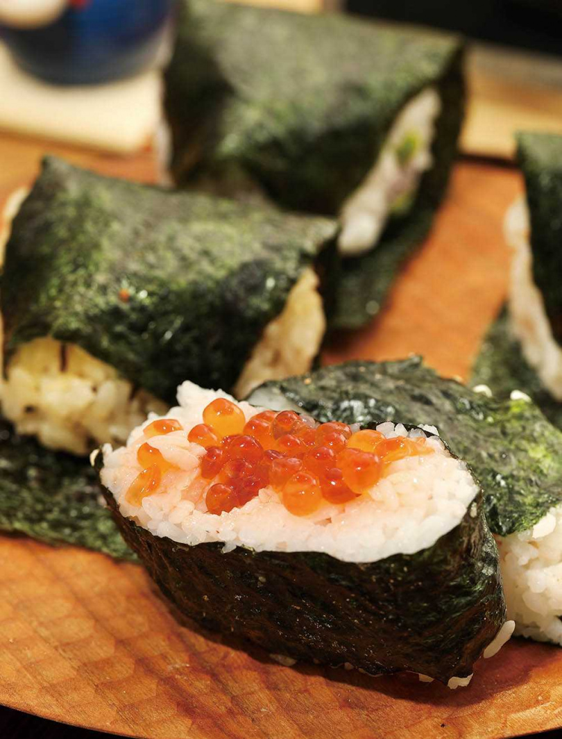 菜單上沒有的「鮭魚卵飯糰」，用的是來自北海道網走的鮭魚卵，鹹香海味滿溢口中，是熟客才知道的美味。（70元） （圖／于魯光攝）