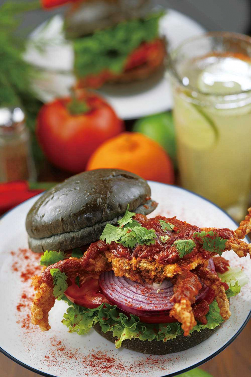 四月份開始推出的限定口味「獅城辣蟹堡」，靈感來自新加坡的辣椒螃蟹。(290元)（圖／于魯光攝）