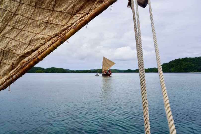 帛琉擁有獨特的海島文化，還可搭乘古帆船體驗。（圖／KKday提供）