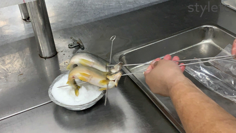 香魚使用S型串法利，讓烤魚時全身能均勻受熱。（圖／官其蓁攝）