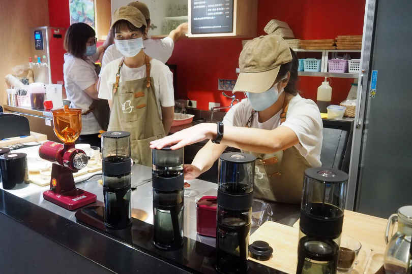 店內手沖咖啡採取不用濾紙、零耗材的沖煮方式。