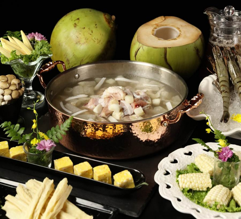 ▲「竹笙椰子雞鍋」用純椰青水、椰肉製作湯底。（大780元，中580元。照片店家提供）