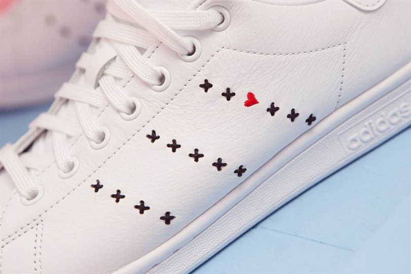 adidas Originals經典Stan Smith情人節男生鞋款把經典三條線換成了低調的愛心符號（圖／adidas Originals提供）