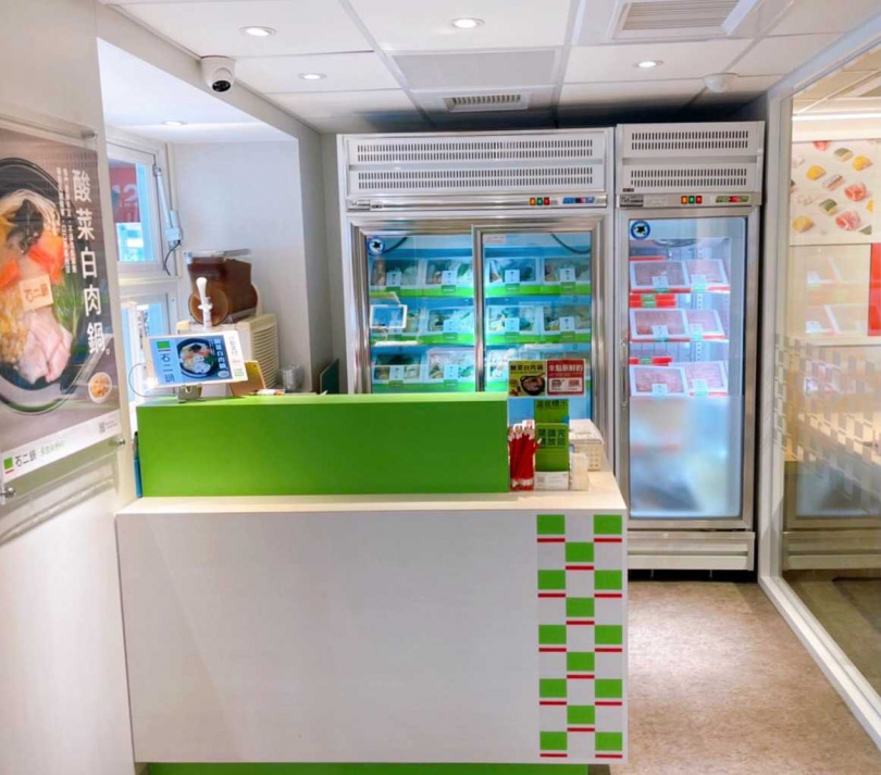 「石二鍋」台北民權龍江店是首家主打生食外帶的新店型，規劃生食外帶專屬冰箱。