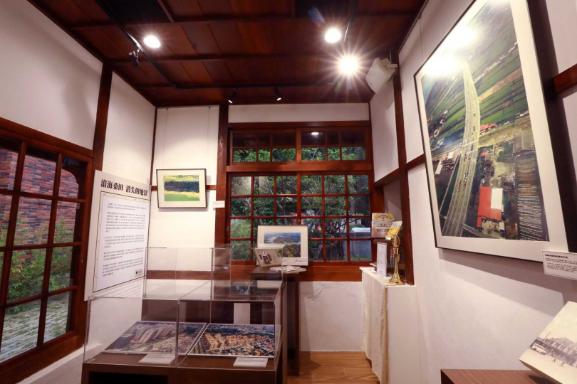 在古蹟空間內保留藝文展區，首檔推出的是「飛行新竹市－潘國正空中散步攝影展」。（圖／趙文彬攝）