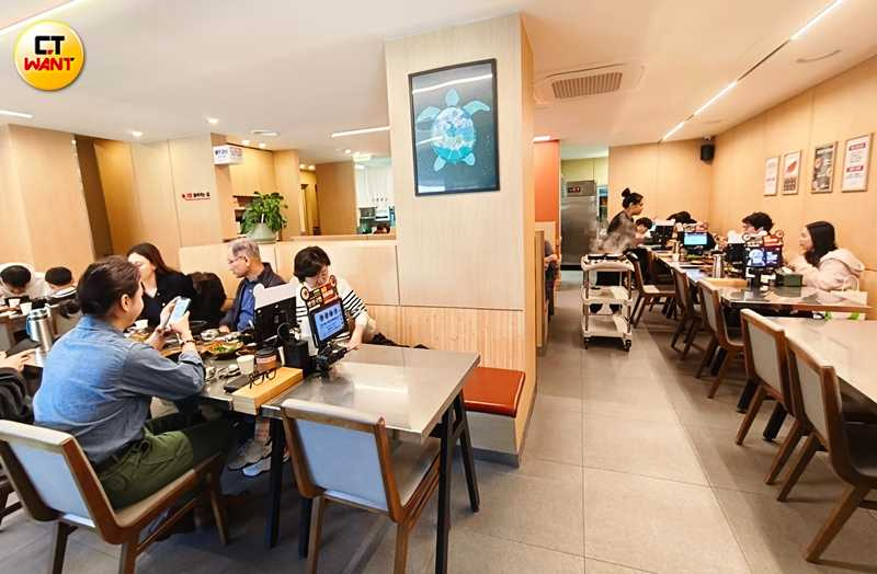 位於尾浦站附近的「水邊最高豬肉湯飯」,可直接以機台點餐、也是24小時營業。(圖/魏妤靜攝)