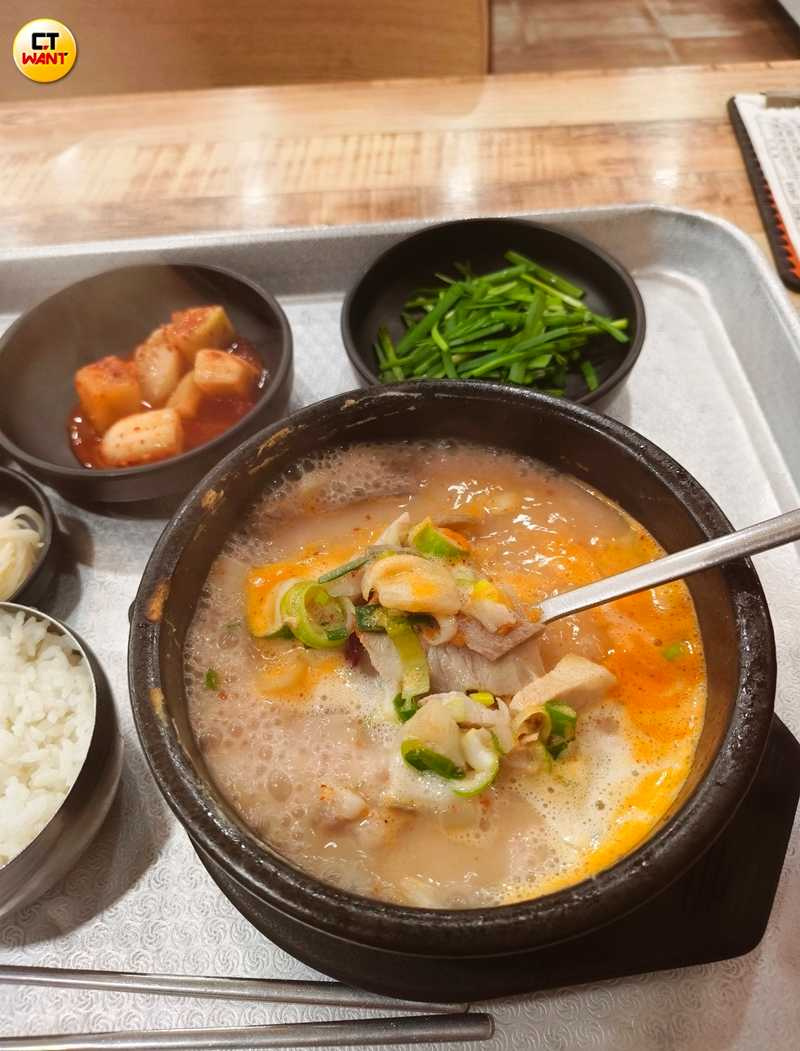水營本家的「豬肉湯飯」滾燙上桌,白切肉稍帶油脂不會太瘦或太肥,隨餐附的調味料或泡菜若吃完還可自助夾取。(10,000韓元,圖/魏妤靜攝)