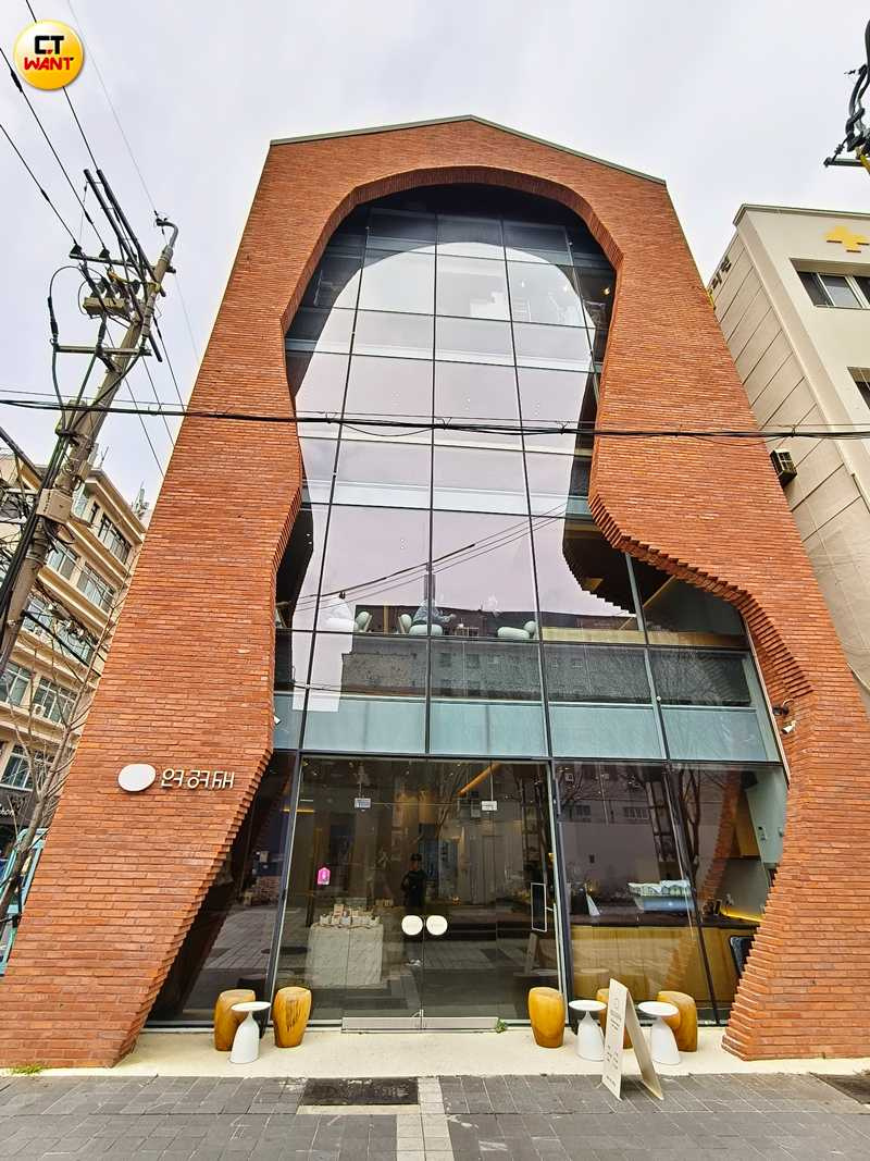 聯涇齋外觀帶點不規則設計相當搶眼。(圖/魏妤靜攝)