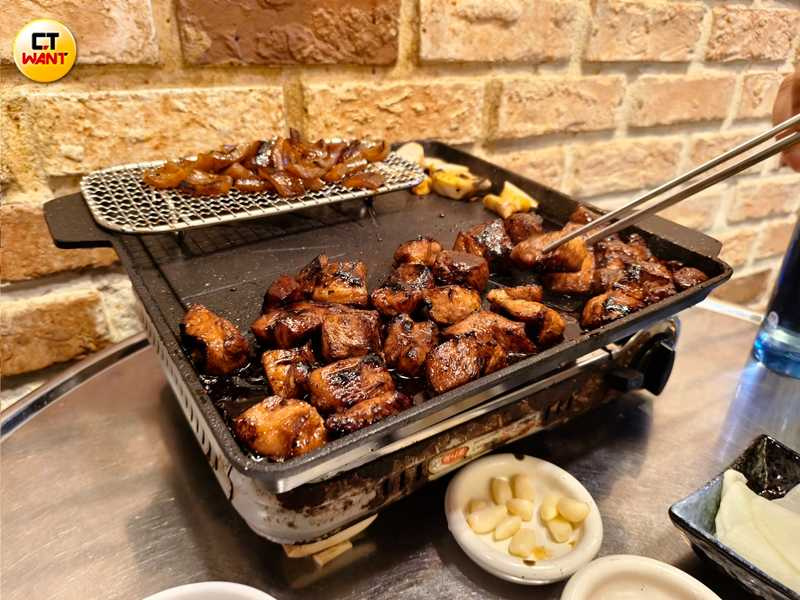 烤豬肉小店「固定點」2人份套餐會提供360g韓國產梅花肉+150g烤豬皮,韓劇中演員們愛吃的烤豬皮鹹甜Q彈,比梅花肉更討喜。(33,000韓元/2人,圖/魏妤靜攝)