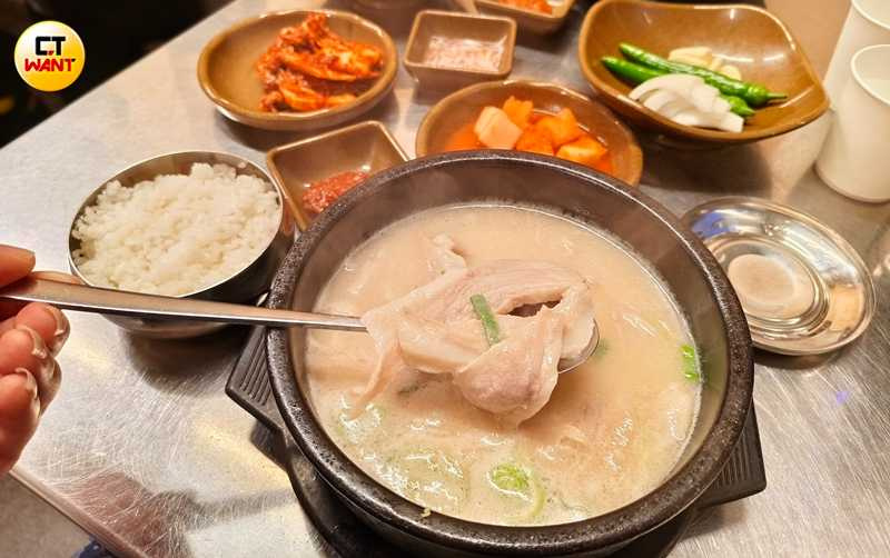水邊最高豬肉湯飯招牌菜色是「豬頸肉湯飯」,肉量著實不少。(13,000韓元,圖/魏妤靜攝)