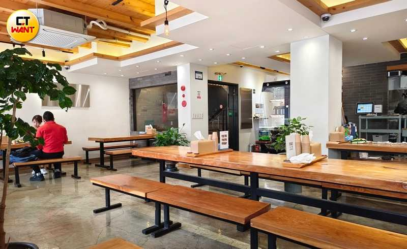 述古堂用餐空間寬敞簡潔,菜單也會同時標註韓語、英語。(圖/魏妤靜攝)