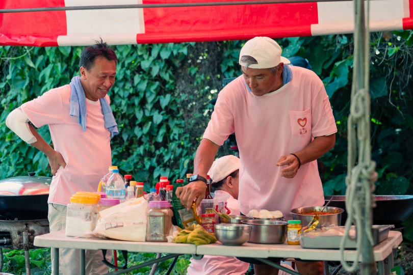 游安順（左）、李銘順從「做工的人」改處理百人餐食。（圖／公視提供）