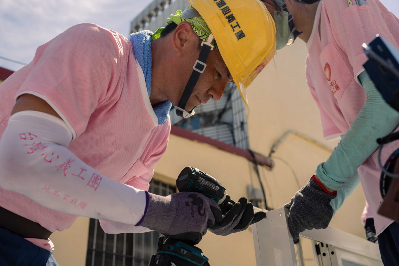 李銘忠親手上工蓋房子。（圖／公視提供）