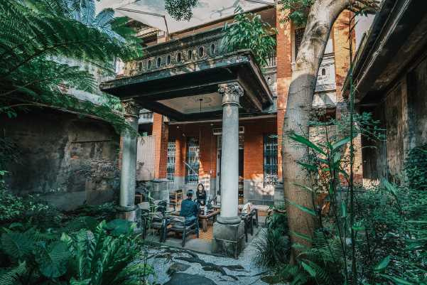 AKA Café|保留老宅邸綠蔭庭院的靜謐空間,讓日本無印良品藝術總監原研哉也曾親訪讚嘆。(圖/誠品生活提供)