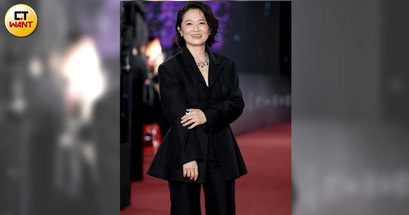 謝瓊煖穿著帥氣西裝。（圖／本刊攝影組）