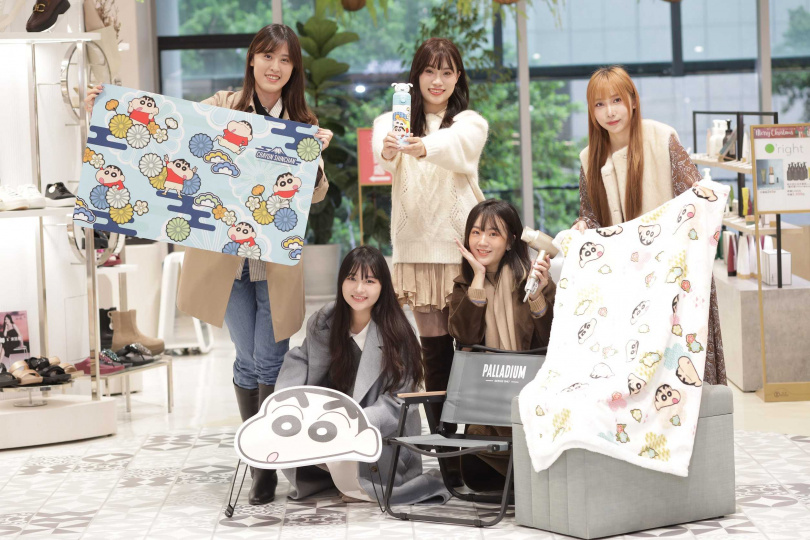 蠟筆小新獨家聯名消費禮包含保溫瓶、毛絨毯、摺疊桌、珪藻土地墊。(圖/業者提供)